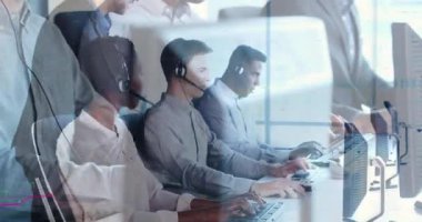Kulaklık takan çeşitli iş adamlarının finansal veri işleme videosu. küresel iş, finans, teknoloji ve bağlantılar konsepti dijital olarak oluşturulmuş video.