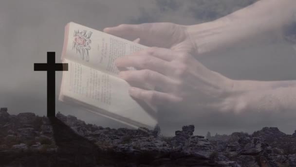 Kaukázusi Animációja Amint Bibliát Olvas Kereszt Felhők Fölött Vallás Hit — Stock videók