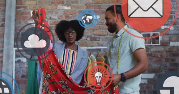 Düşen Medya Simgelerinin Farklı Erkek Kadın Moda Tasarımcıları Üzerinde Canlandırılması — Stok video
