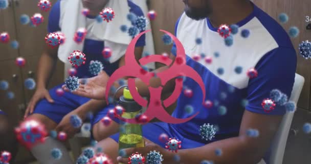 Animering Virusceller Och Symbol För Biologiska Faror Över Grupp Fotbollsspelare — Stockvideo