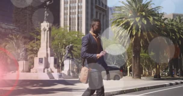 Video barevných světel nad africkým Američanem, který pije kávu a jde do práce. chodit do práce den, dojíždění na cestách ve městě digitálně generované video.