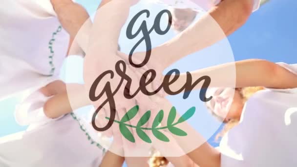 动画化的绿色文字和标志在微笑的不同群体从海滩捡垃圾 生态保护义工月数码录影 — 图库视频影像