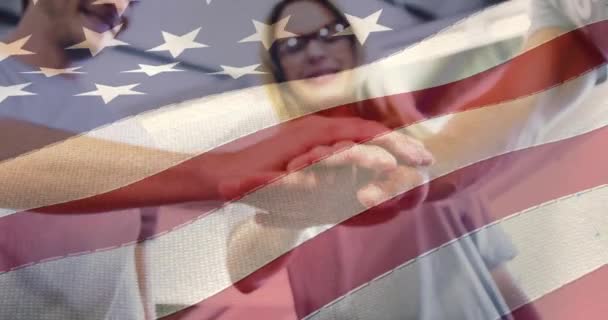 Animation Der Flagge Der Vereinigten Staaten Von Amerika Über Kaukasischen — Stockvideo