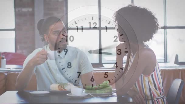 レストランで多様な男と女の時計のビデオ 世界的なネットワークビジネスと接続の概念デジタルで生成されたビデオ — ストック動画