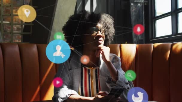 Animação Rede Conexões Com Ícones Sobre Mulher Afro Americana Usando — Vídeo de Stock