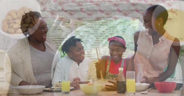非洲裔美国家庭一起在厨房吃饭的视频 家庭质量时间 烹调和食品视频 — 图库视频影像