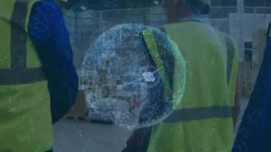 Depodaki farklı insanların üzerindeki simgelerle bağlantılı dünyanın animasyonu. küresel gönderim ve veri işleme kavramı dijital olarak oluşturulmuş video.