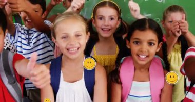 Okulda başarılı olan çeşitli okul çocuklarının üzerine düşen simgelerin canlandırması. öğrenim ve eğitim kavramı dijital olarak oluşturulmuş video.