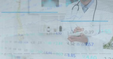 Gülümseyen beyaz erkek doktorun not alması üzerine istatistik ve veri işleme animasyonu. tıp ve sağlık hizmetleri kavramı dijital olarak üretilen video.