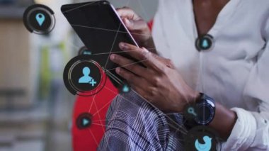 Tablet kullanan Afro-Amerikan kadınlarının ikonlarıyla olan bağlantılarının videosu. küresel ağlar, iş ve bağlantılar konsepti dijital olarak oluşturulmuş video.