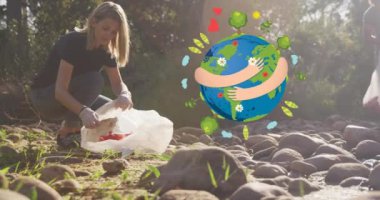 Kırsal kesimde çöpleri toplayan mutlu beyaz bir kadının üzerine dünyayı kucaklamanın animasyonu. Çevre koruma gönüllü ayı dijital video.