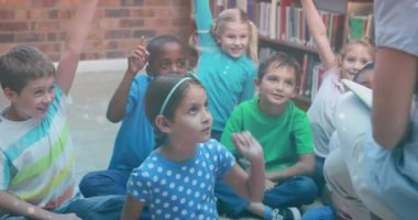 Okuldaki çeşitli öğrencilerin arasında kopan bağlantı ağının animasyonu. öğrenim ve eğitim kavramı dijital olarak oluşturulmuş video.