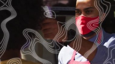 Restoranda yüz maskesi takan melez bir adamın çizgilerinin videosu. covid 19 salgın konsepti sırasında dijital olarak üretilen küresel ağlar, iş ve bağlantılar.