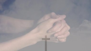 Kafkas kadının haç ve bulutlar üzerinde dua edişinin animasyonu. din ve inanç kavramı dijital olarak oluşturulan video.