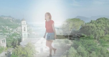 Doğada yürüyen beyaz bir kadının üzerindeki ışıkların videosu. Ulusal Yürüyüş Günü, dijital olarak üretilen sağlıklı yaşam tarzı.