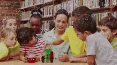 Okuldaki çeşitli okul öğrencileri üzerine düşen matematiksel formüllerin animasyonu. öğrenim ve eğitim kavramı dijital olarak oluşturulmuş video.
