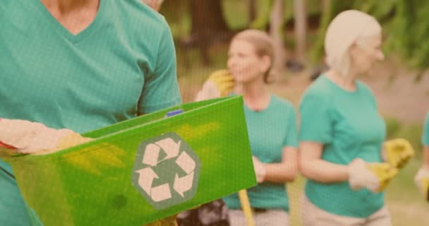 Video Luces Sobre Feliz Hombre Caucásico Reciclando Con Voluntarios Campo — Vídeos de Stock