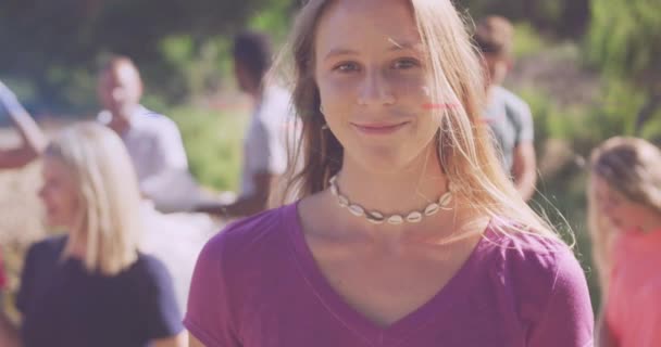 Video Von Lichtern Über Fröhlicher Bunt Gemischter Gruppe Die Müll — Stockvideo
