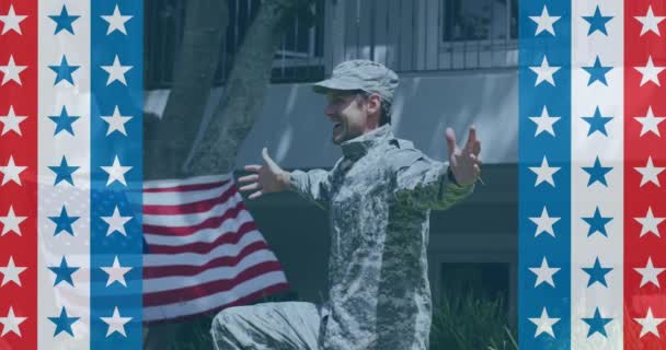 美国国旗图案在跑向士兵的高加索男孩身上的动画 美国爱国主义 独立和武装部队概念数字视频 — 图库视频影像