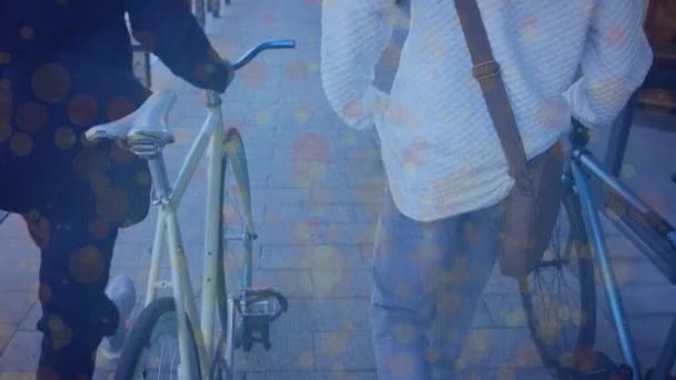 Animación Formas Moviéndose Sobre Hombres Negocios Birraciales Caminando Con Bicicletas — Vídeo de stock