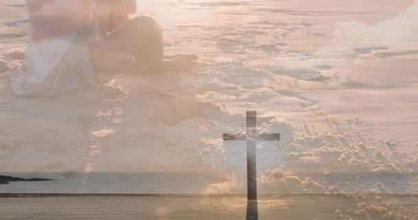 Video Crucifix Senior Caucasian Praying Woman Beach Good Friday Celebration — Stock Video