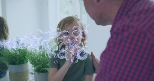 Kafkas Çocuk Dişlerini Fırçalarken Virüs Hücrelerinin Canlandırılması Konsepti Dijital Olarak — Stok video