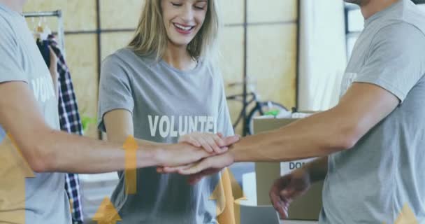 Animation Gelber Pfeile Über Fröhlicher Kaukasischer Freiwilligengruppe Beim Händestapeln Freiwilliger — Stockvideo