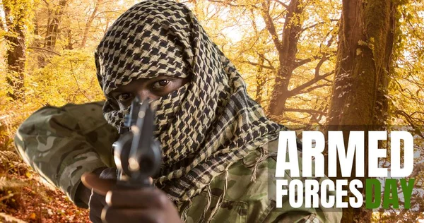 Cyfrowy Złożony Obraz Tekstu Nad Afrykańskim Młodym Żołnierzem Wycelowanym Karabin — Zdjęcie stockowe