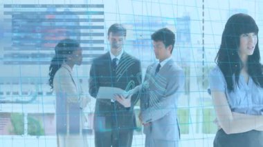 Çeşitli iş adamları üzerinde dijital arayüz videosu. dijital arayüzler konsept ve bağlantılar konsepti dijital olarak oluşturulmuş video.
