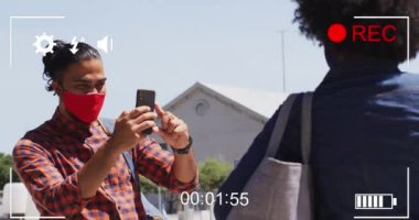 Yüz maskesi takan ve selfie çeken çeşitli erkek ve kadınların video klibi. covid 19 salgın konsepti sırasında dijital olarak üretilen küresel ağlar, iş ve bağlantılar.