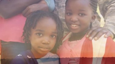 Amerikan bayrağı taşıyan mutlu Afro-Amerikan ailesinin manzarasının animasyonu. Vatanseverlik ve kutlama konsepti dijital olarak oluşturulmuş video.