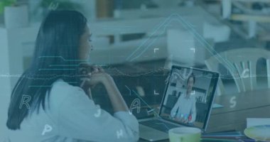 Bilgisayarı kullanan bir kadının veri işleme ve güvenlik kilidinin animasyonu. küresel iletişim ve veri güvenliği konsepti dijital olarak oluşturulmuş video.