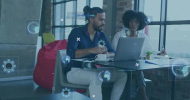 Teknolojiyi kullanarak, çiftler üzerine ikonlarla dijital arayüzün animasyonu. küresel ağlar, iş ve bağlantılar konsepti dijital olarak oluşturulmuş video.