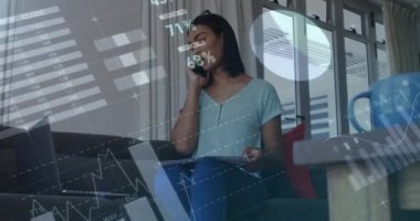 Melez iş kadınının mali veri işleme videosu. küresel iş, finans, teknoloji ve bağlantılar konsepti dijital olarak oluşturulmuş video.