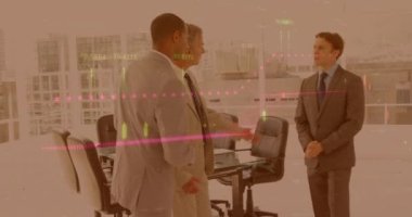 Çeşitli iş adamları üzerinde finansal veri işleme videosu. küresel iş, finans, teknoloji ve bağlantılar konsepti dijital olarak oluşturulmuş video.