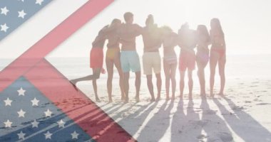 Sahilde kucaklaşan çeşitli arkadaş grupları üzerine Amerikan bayrağının animasyonu. Vatanseverlik ve kutlama konsepti dijital olarak oluşturulmuş video.