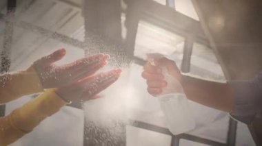 Çeşitli meslektaşların el dezenfekte ederken çekilmiş bir ışık videosu. covid 19 pandemik konsepti sırasında dijital olarak oluşturulan iş ve bağlantılar.