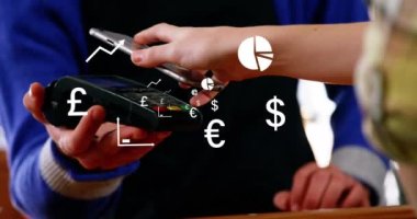 Beyaz kadının akıllı telefondan ödeme yaptığı para birimi sembollerinin videosu. küresel iş, finans, teknoloji ve bağlantılar konsepti dijital olarak oluşturulmuş video.