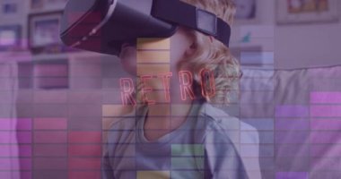 Kafkasyalı bir çocuğun vr kulaklık kullandığı retro metin videosu. ev videosunda iletişim teknolojisi ve çevrimiçi eğitim.
