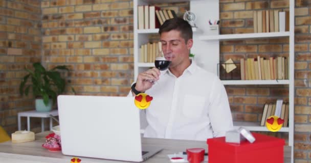 Animation Emojis Red Hearts Flying Caucasian Man Drinking Red Wine — Stock Video