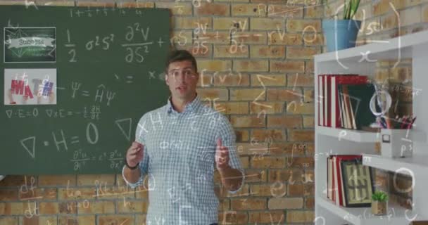 Animation Maths Texte Équations Mathématiques Sur Caucasien Professeur Masculin Arrière — Video