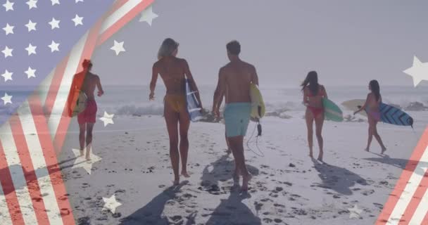 Sahilde Sörf Tahtasıyla Yürüyen Çeşitli Arkadaş Grupları Üzerinde Amerikan Bayrağının — Stok video