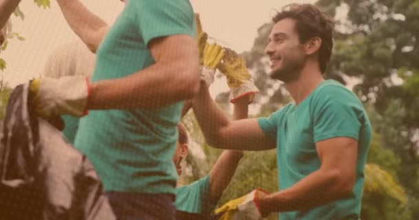 Video Luces Sobre Feliz Grupo Diverso Recogiendo Basura Chocando Los — Vídeos de Stock