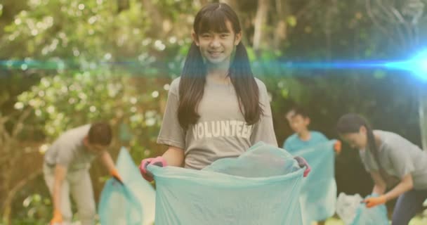 Mutlu Asyalı Kız Ailenin Kırsal Kesimdeki Çöpleri Toplaması Üzerine Işık — Stok video