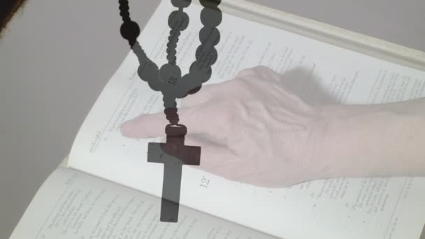 Animação Mulher Caucasiana Lendo Bíblia Sobre Mãos Com Rosário Conceito — Vídeo de Stock