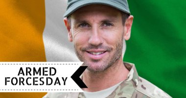 Fildişi kıyı bayrağına karşı beyaz orta yaşlı erkek askerin portresi üzerine silahlı kuvvetler gündüz mesajı. Silahlı kuvvetler, gülümseme, dijital birlik, ordu, asker ve silahlı kuvvetler günü.