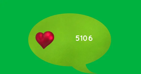 红心图标和绿色语音泡沫上的数字在绿色背景下不断增加 社交媒体网络和技术概念 — 图库照片