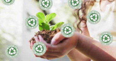 Kafkasyalı bir kızın elinde tohum tutarken yeşil tabelaları geri dönüştürme animasyonu. sürdürülebilirlik ve geri dönüşüm kavramı dijital olarak oluşturulmuş video.