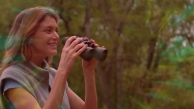 Gökkuşağı sisinin videosu mutlu beyaz bir kadının üzerinde. Dijital olarak oluşturulmuş bir gökkuşağı günü videosu bul.