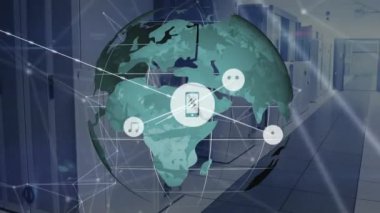 Sunucu odasındaki simgeler ve dünya ile bağlantı ağının animasyonu. küresel iş, finans, bağlantılar ve dijital arayüz konsepti dijital olarak oluşturulmuş video.